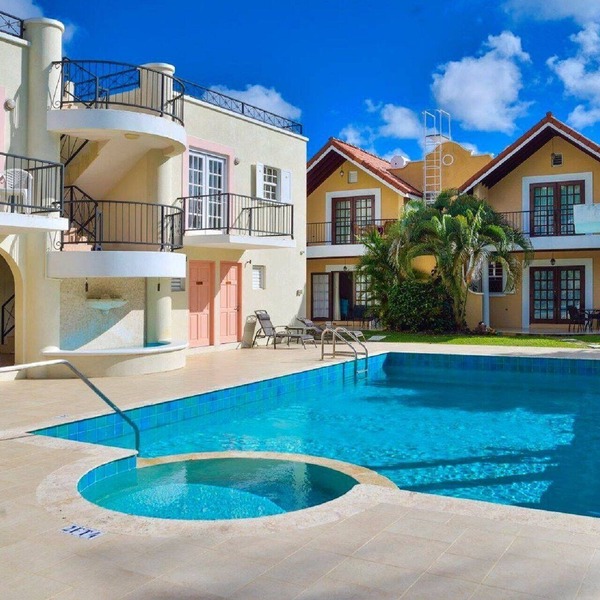 Bright, Breezy Cozy Studio Apt#10 with pool on South Coast of Beautiful Barbados