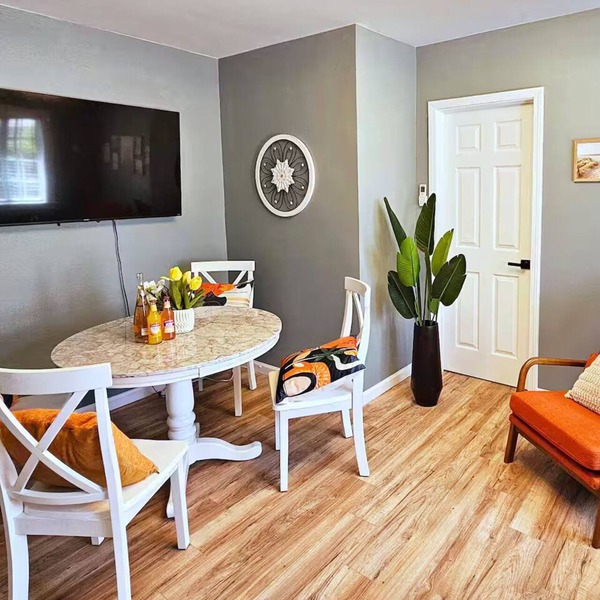 Bright Bungalow steps from Caltech & PCC, Close to the Rose Bowl, Kingsize Bed!