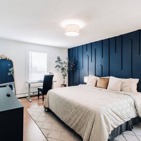 Bright, chic & spacious by Summit/Hamline in St Paul with porch and swing chairs