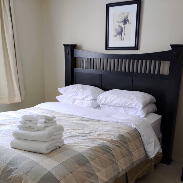 Bright Clean 2 bed 2 bath, U/G parking, 1 min away from transit hub