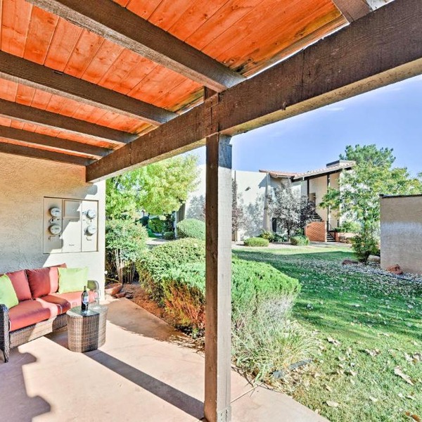 Bright Condo with Pool Access and Patio Less Than 8Mi to Sedona