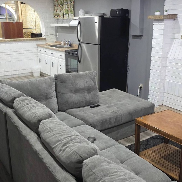 Bright & Cozy 2-bedroom Main Floor Suite