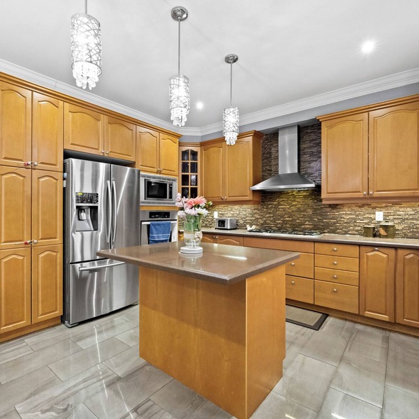 Bright & Cozy Detached Home ~ Sleeps 8 ~ 3.5 Baths