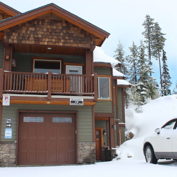 Bright End unit Townhome, priv. hot tub, 2 parking, ski in/out, close village