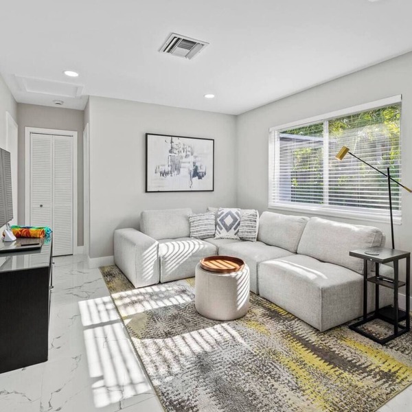 Bright Las Olas Beach Apartment