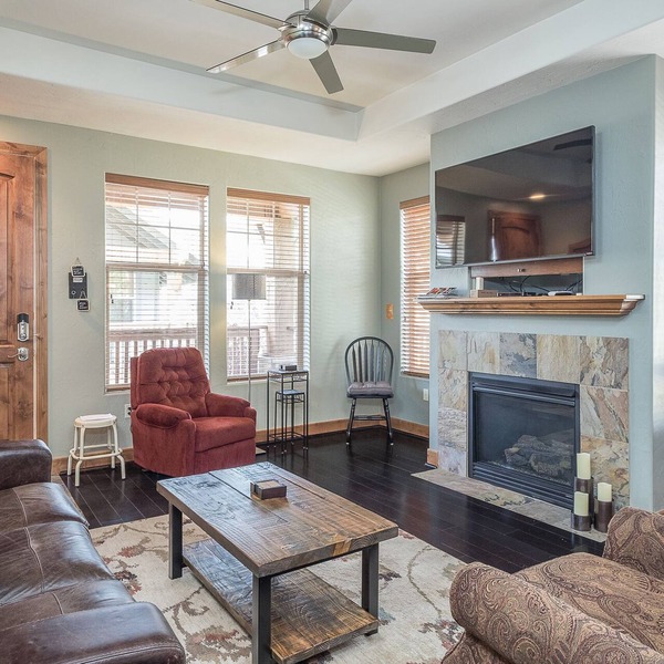 Bright luxury quiet 2nd floor 2/2 condo with fireplace, deck, and sunset views