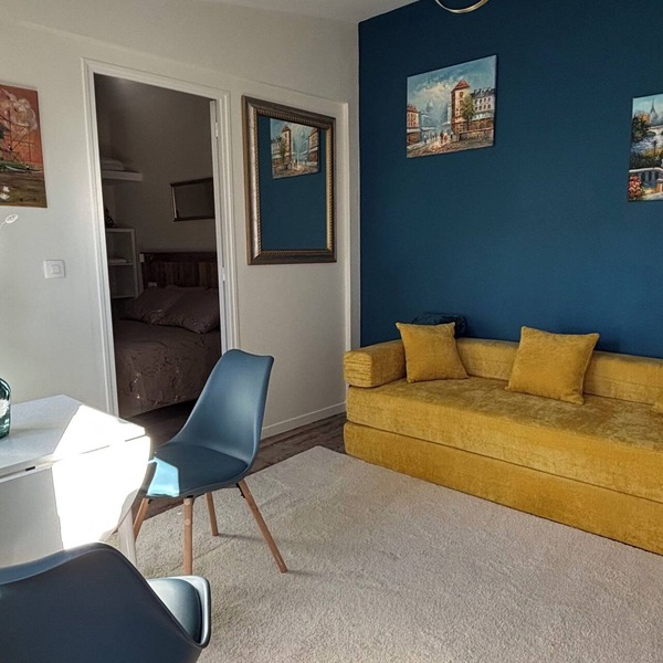 Bright, modern studio - quiet and secure - quick access to Paris
