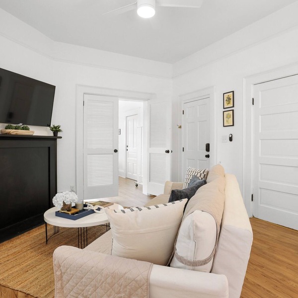 Bright Modern Coastal Retreat Near SCAD, 5-Minute Walk to Starland Yard + Food!