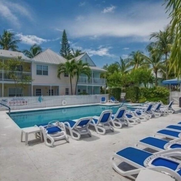 Bright & Modern Condo—7 MinWalk to the Beach! Pool, Bikes & 2 Furnished Porches!