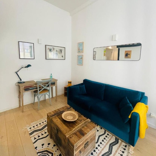 Bright modern studio, Nice Port, walk to tram and beach!