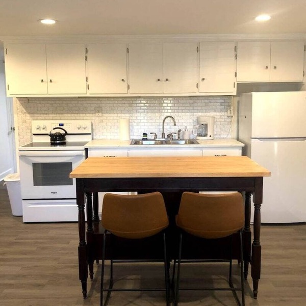 Bright open studio apartment with king bed and queen sofabed. Walk to local shops and restaurants.