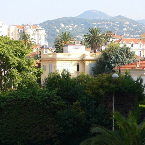 Bright, quiet and centrally located apartment with balcony and air conditioning