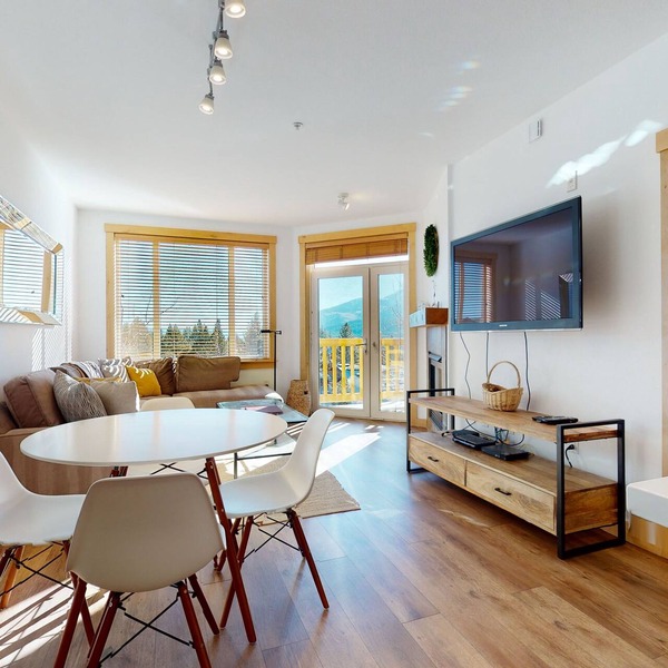 Bright & Remodeled. Balcony, Great Views, Quiet Location. Pool On-site