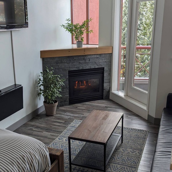 Bright studio on Main street with hot tub/sauna