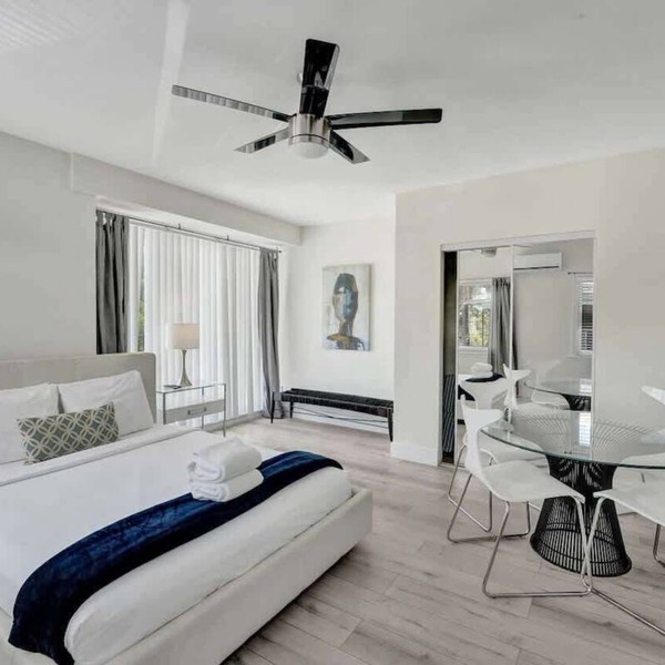 Bright Studio Steps to Fort Lauderdale Beach