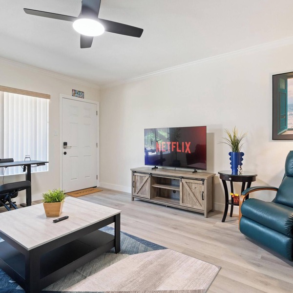 Bright & Stylish Condo in Downtown Long Beach