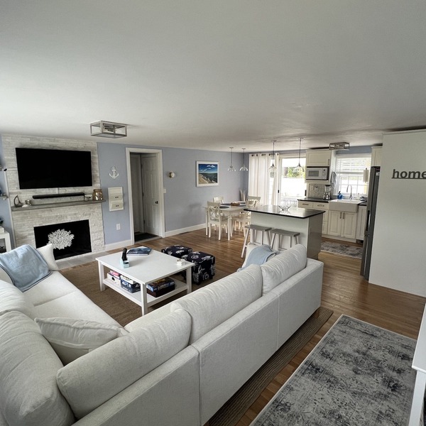 Bright, updated cottage only 1.6 mi to beaches Large private yard w/2 Tier deck.