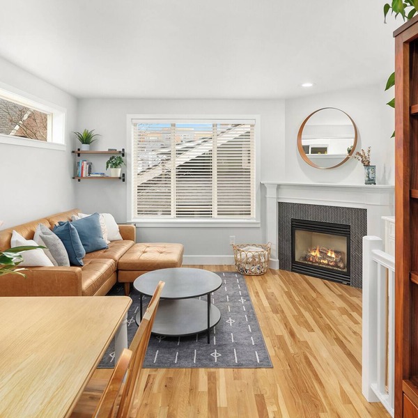 Bright West Seattle 3BR EV Parking Walkable Near Stadiums