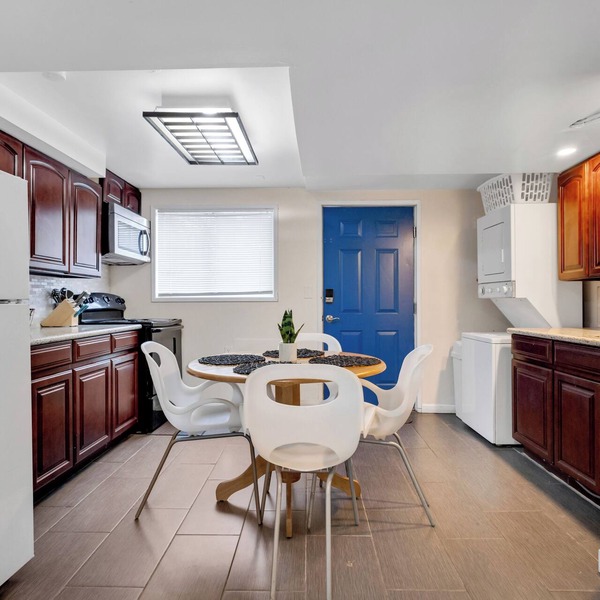 Brighton Basement Suite Near Park & Light Rail