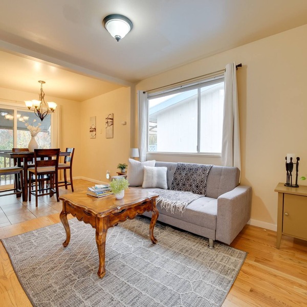Brighton Upper Suite Near Park & Light Rail