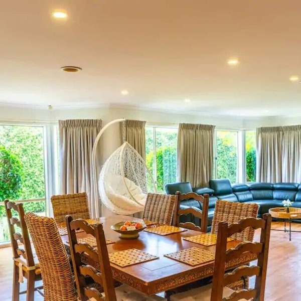 Brightside Spacious Family Home with Theatre Room Near Melbourne Airport