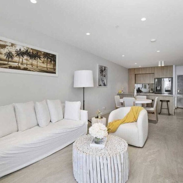 Broadbeach Elegant apartment with views!