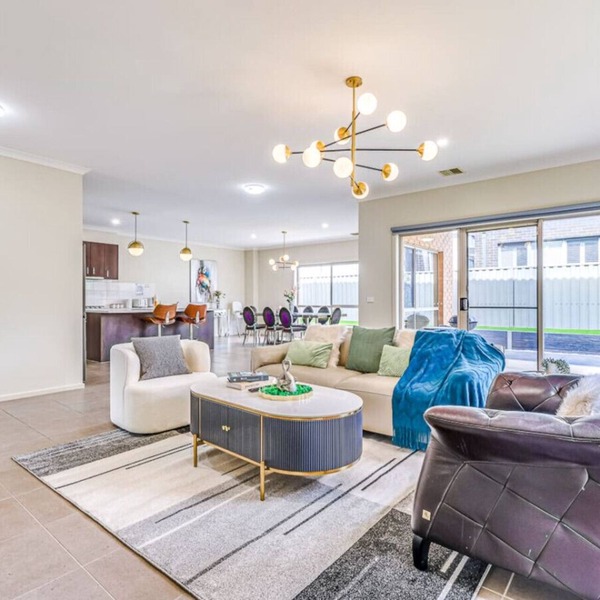Broadstone PC 9-bed 5-bathroom Luxe Family House Double Storey