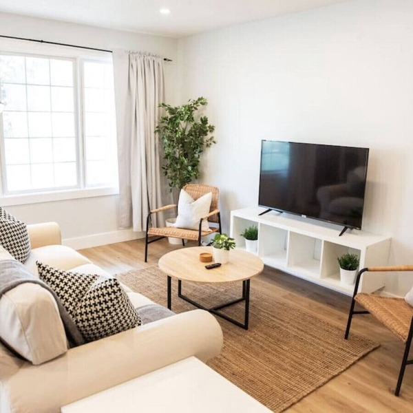 Broken Oak A · Designer Luxe Home - 3 bed/1 bath + Parking & Wifi