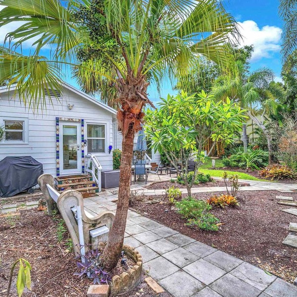 Bromeliad Bungalow - Downtown Cottage