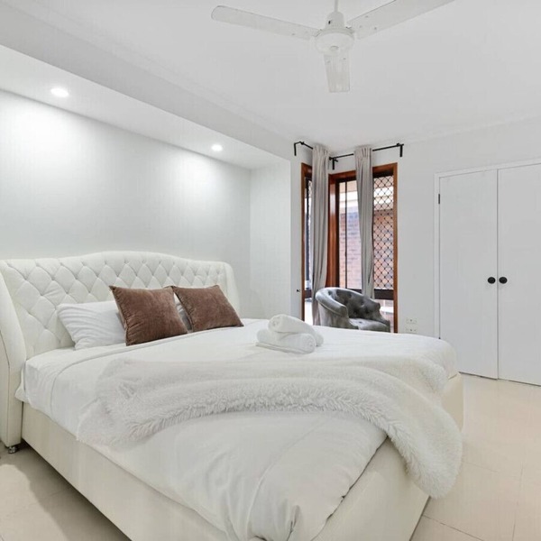 Budget 1-Bed Studio Near Top Malls & Transit!
