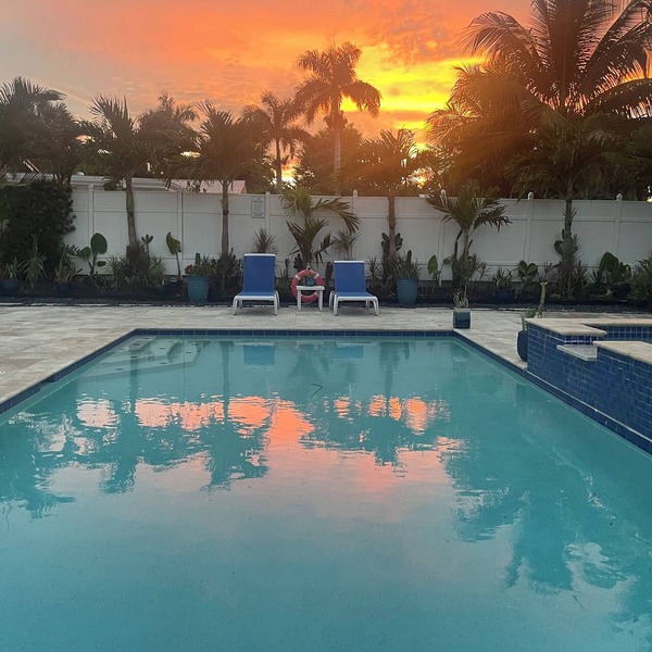 BY THE BEACH WITH A POOL! PRIVATE GUEST STUDIO APT. WITH A FULL KITCHEN & BATH!