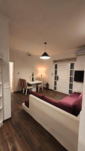 Cómodo departamento 2 dormitorios con jardín sobre Avenida Libertador