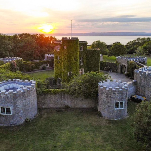 C17th Castle - Eight Bedroom Castle, Sleeps 16