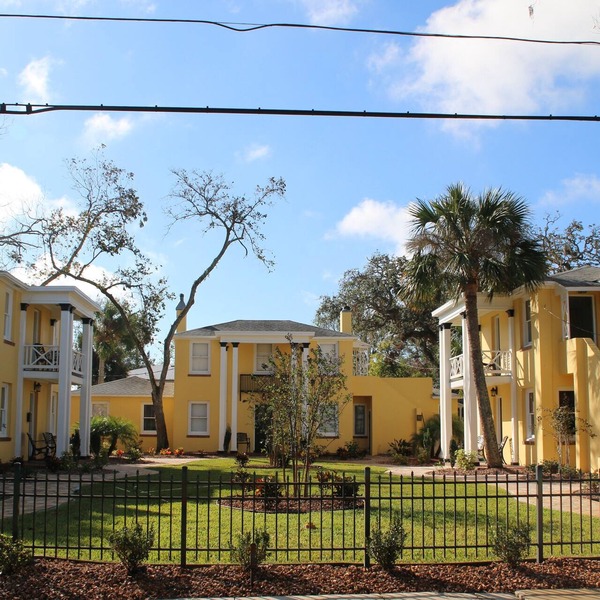 C2 Perfect location in historic city center, near beaches, patio, free parking!