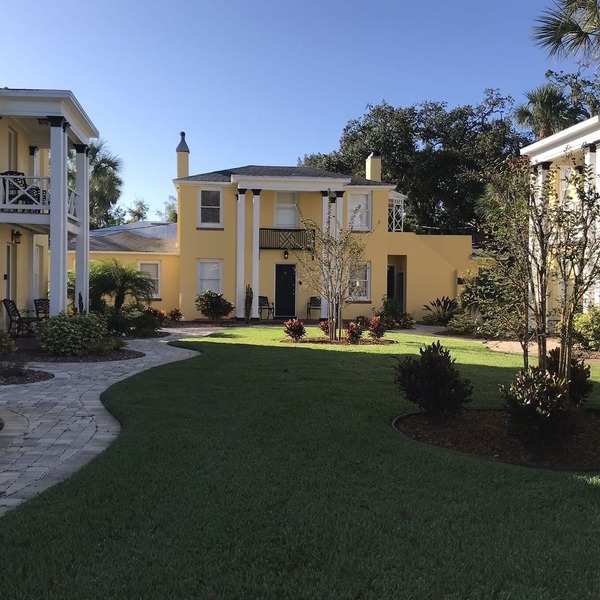 C6, Romantic apartment in city center, Flagler location, near beaches, parking!