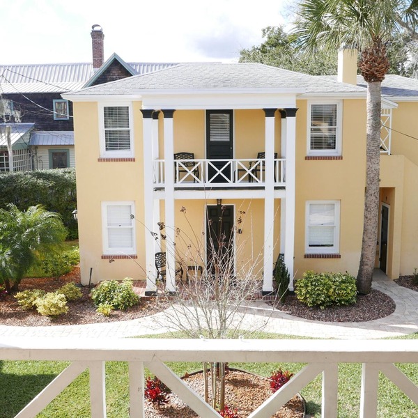C8, Perfect location, historic downtown, balcony, near beaches, FREE parking!