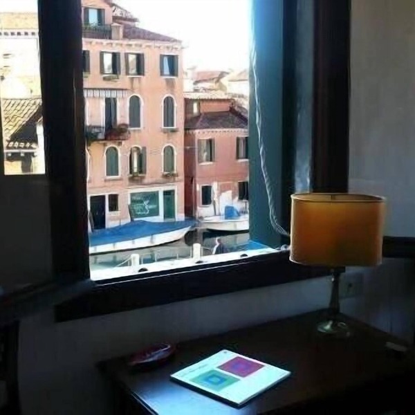 CA 'DEL PONTE - bright apartment with stunning views over the canal