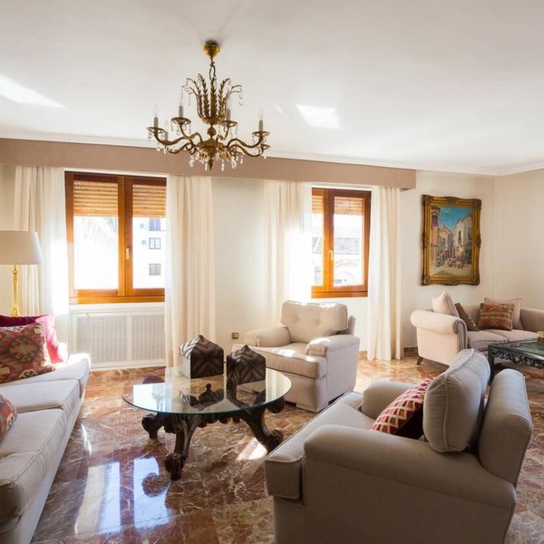 Cabildo Cathedral. 5 bedrooms and 2 free parking next to the Cathedral