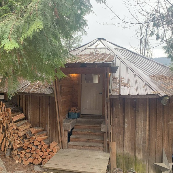 Cabin in Mountain Station - Easy Walk to Town and bordering the Rail to Trail