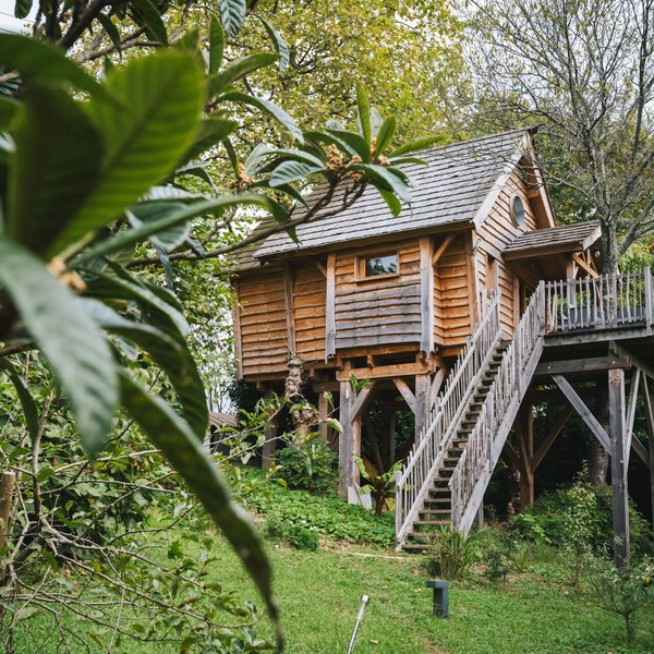 Cabin located in a natural environment, located between sea and mountain.