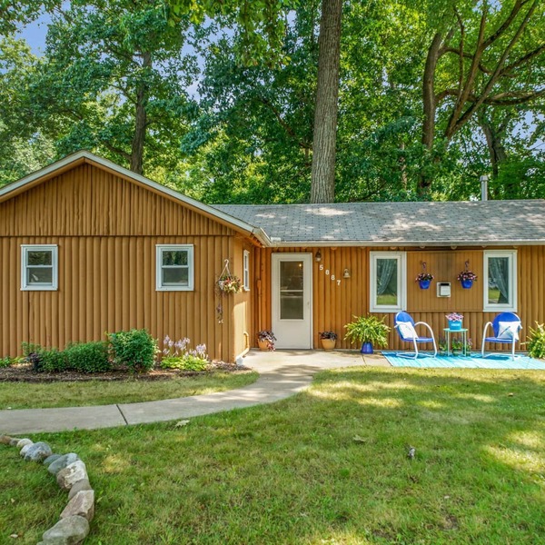 Cabin, rustic elegance w/hot tub, lake access