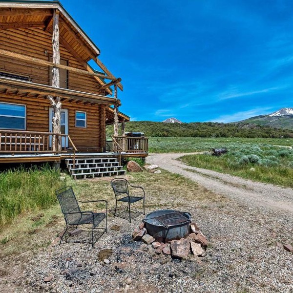 Cabin w/Fire Pit, Views & BBQ: 18 Mi to Moab!