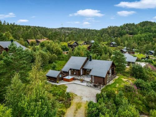 Cabin With Jacuzzi And Stream In Krågeland