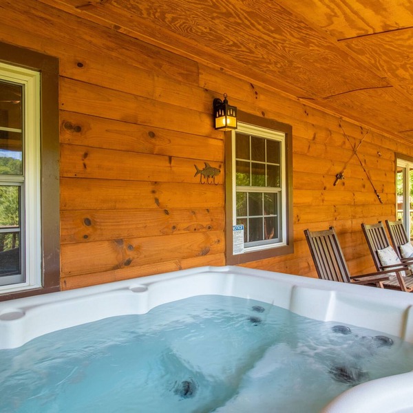 Cabin with River View located between Cherokee & Bryson City, 5 miles to casino!