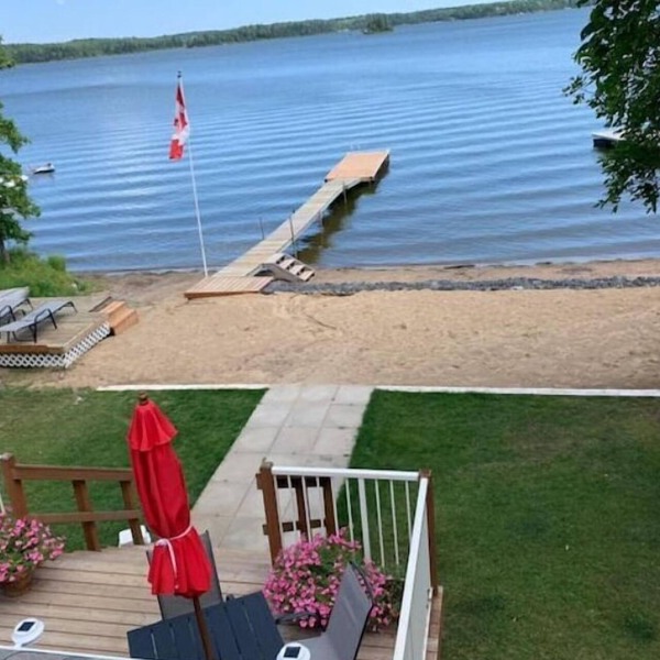 Caddy Lake Beach House - Waterfront Beach Access!