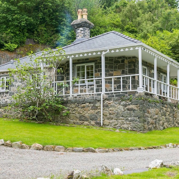 Cae Mab Dafydd - a cosy fire that sleeps 3 guests in 2 bedrooms
