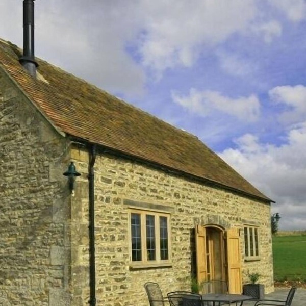 CALCOT PEAK BARN, family friendly, with open fire in Northleach