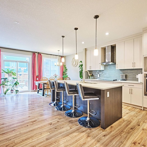 Calgary Mega-Home: 7BR, 2 Kitchens, 5 Baths! Groups, Family & Banff Getaway