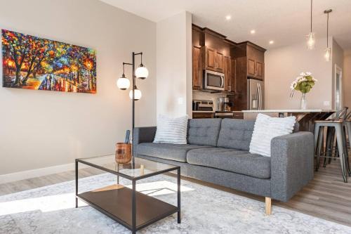 Calgary NW - AC, Garage, Backyard, Self Check-in, Professionally Cleaned