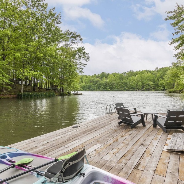 Camp McGu: Lakefront, 3 Boats, Pizza Oven, Gorgeous Setting!